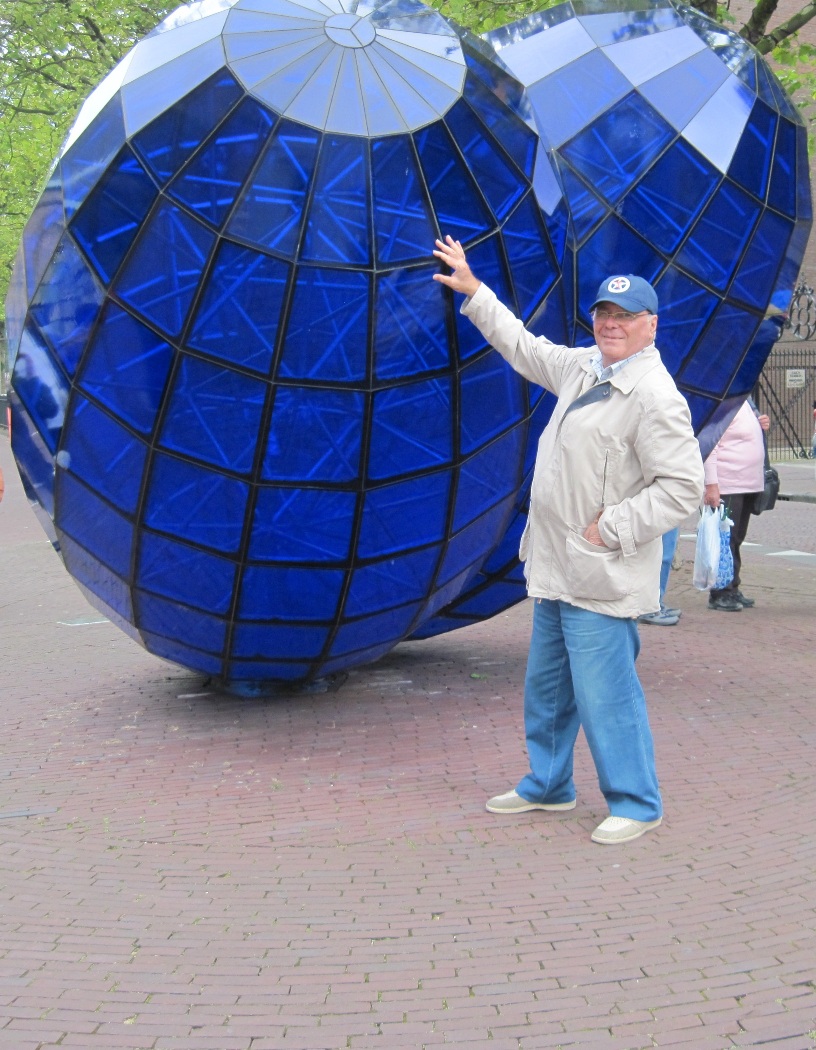 16- Delft- In mezzo alla piazza c'è un grande cuore blù di plastica fusa con tanti pezzi cotti e attaccate, simbolo degli innamorati di MARCEL SMINK